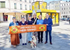 ÖDP-Protest beim Atomendlager-Infomobil am Passauer Ludwigsplatz: