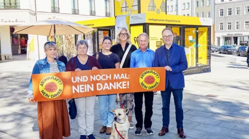 ÖDP-Protest beim Atomendlager-Infomobil am Passauer Ludwigsplatz: