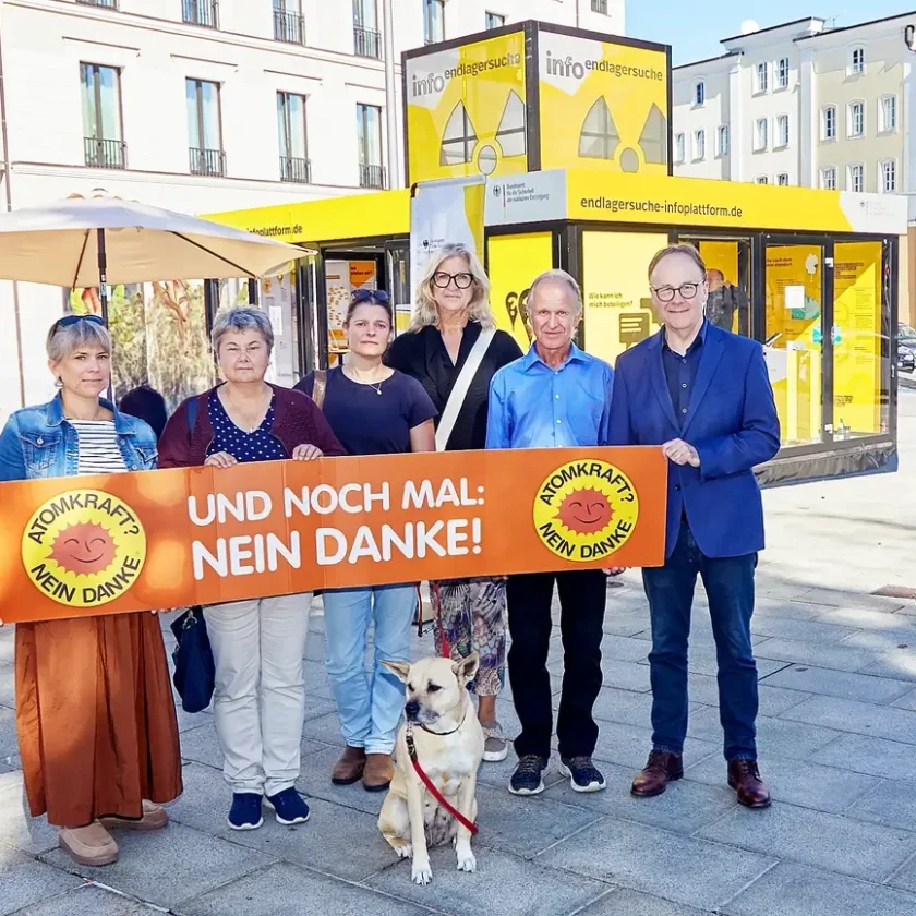 ÖDP-Protest beim Atomendlager-Infomobil am Passauer Ludwigsplatz: