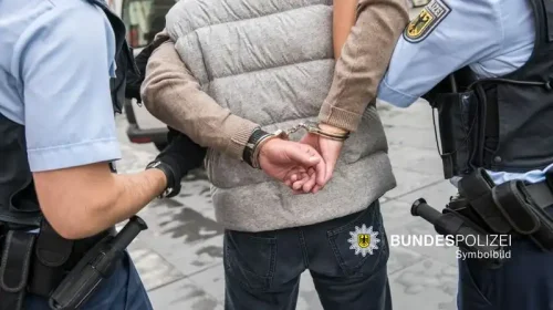 Frau und Kind von Pkw erfasst – Fahrer vorläufig festgenommen