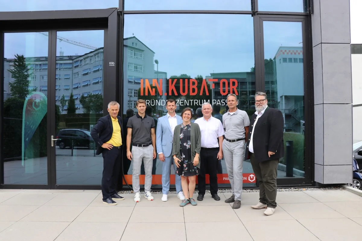 Möbelspende für den INN.KUBATOR Passau: Lokale Unternehmen unterstützen bei der Ausstattung des Erweiterungsbaus