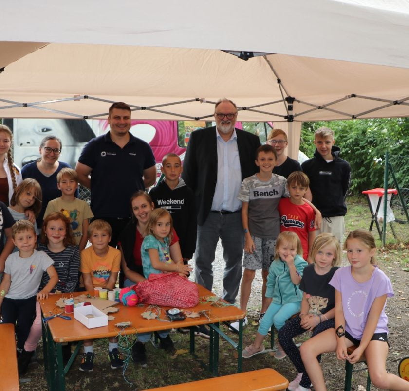 Oberbürgermeister Jürgen Dupper besucht Kinder beim Spielmobil in der Breslauer Straße Erste von vier Stationen des Spielmobils