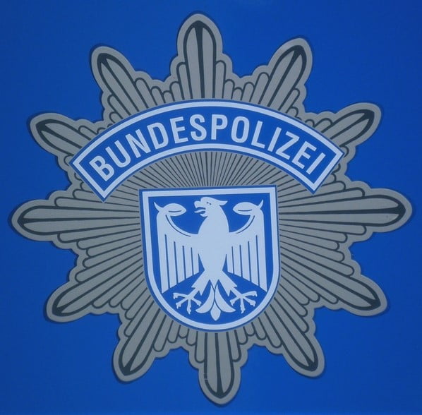 Auf Ladefläche nach Deutschland geschleust Migranten setzen Notruf ab - Bundespolizei ermittelt nach Menschenschmuggel