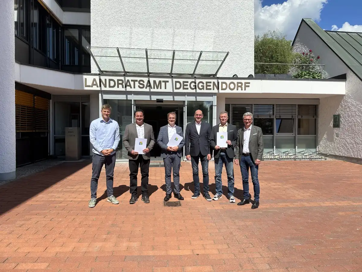 Urkundenübergabe des Umwelt- und Klimapakts Bayern im Landkreis Deggendorf