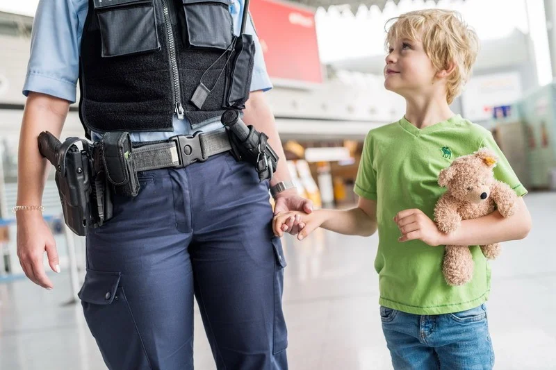 Mutter raucht am Bahnsteig: Zug fährt ohne sie, aber mit ihren Kindern ab