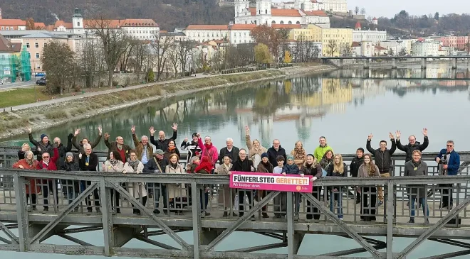 Jubel auf dem Fünferlsteg Stadtrat Urban Mangold lädt zum „Freudenfoto" ein