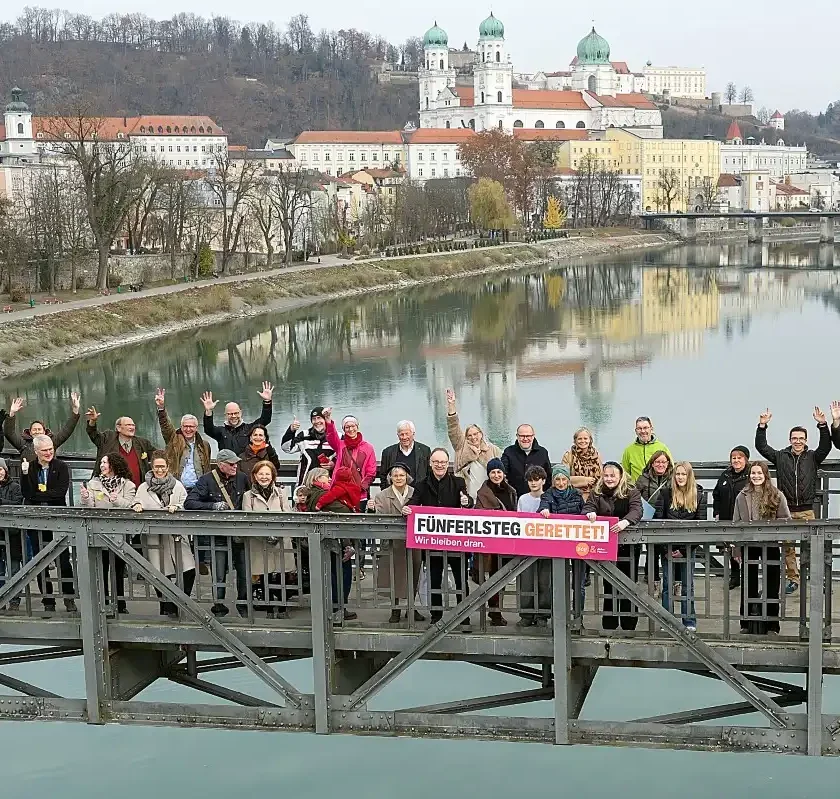 Jubel auf dem Fünferlsteg Stadtrat Urban Mangold lädt zum „Freudenfoto" ein
