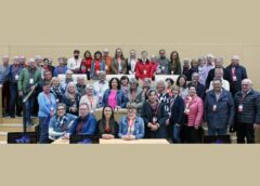 Auf den Stühlen im Plenarsaal Platz genommen