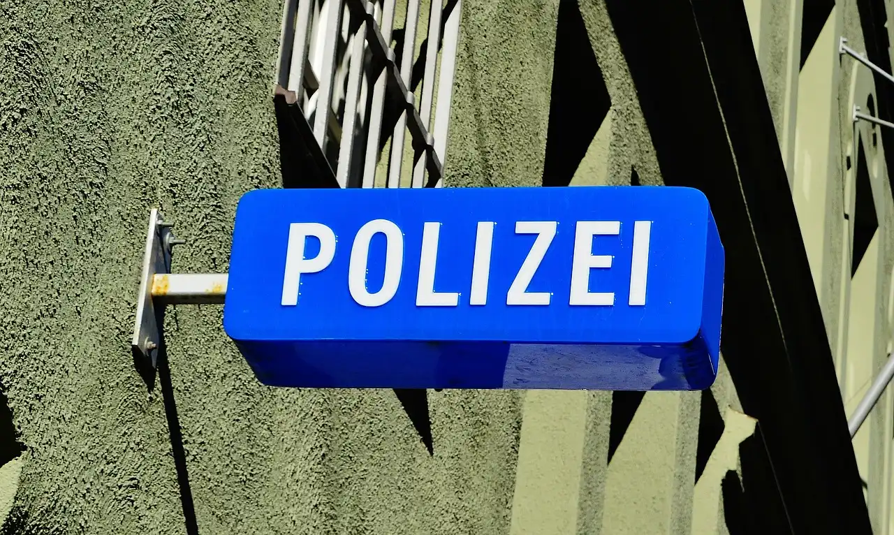 Polizeigebäude Schild