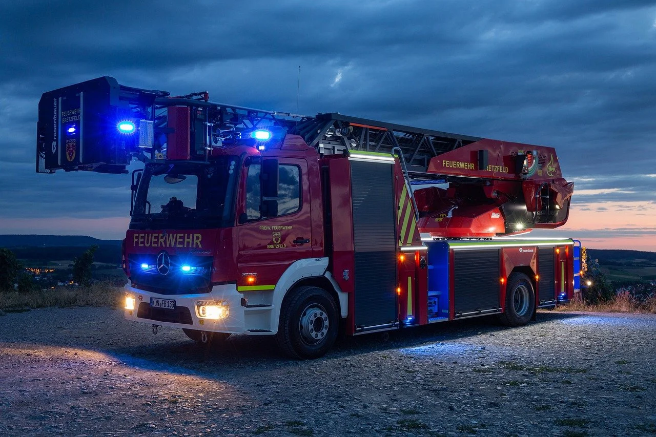 Feuerwehr Feuer Alarm Einsatz Brand Feuerwehrauto Notruf